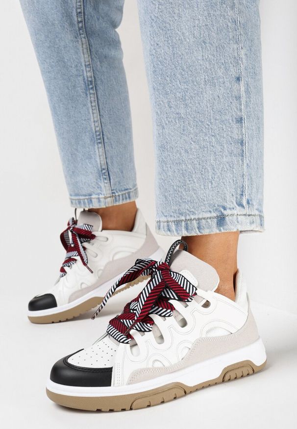 Born2be - Biało-Czarne Sneakersy z Ozdobnym Sznurowaniem i Brokatem Nevesa. Kolor: czarny