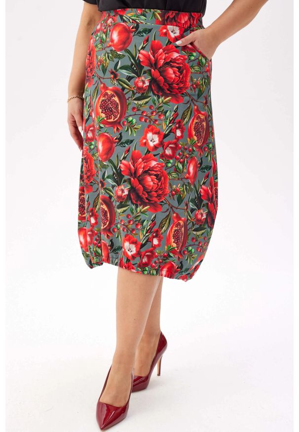 Moda Size Plus Iwanek - Wygodna i stylowa dresowa spódnica Karina - kwiatowo-owocowy wzór PLUS SIZE XXL. Okazja: na spacer, na co dzień. Kolekcja: plus size. Materiał: dresówka. Długość: krótkie. Wzór: kwiaty. Styl: elegancki