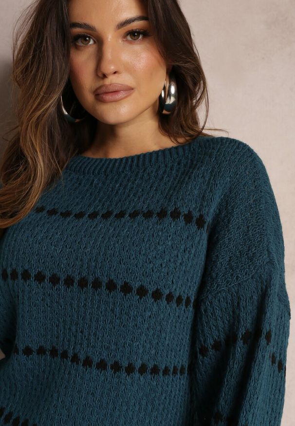 Renee - Granatowy Sweter z Szerokimi Bufiastymi Rękawami i Drobnym Wzorem Nigistis. Kolor: niebieski. Materiał: tkanina, dzianina. Długość rękawa: długi rękaw. Długość: długie. Wzór: paski, aplikacja. Styl: klasyczny