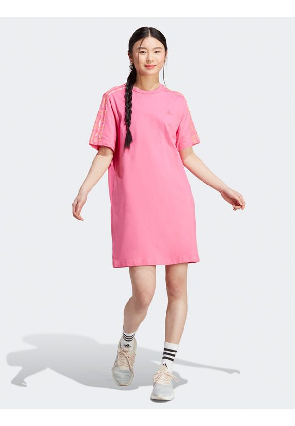 Adidas - Sukienka codzienna adidas. Okazja: na co dzień. Kolor: różowy. Materiał: jersey. Typ sukienki: proste. Styl: casual