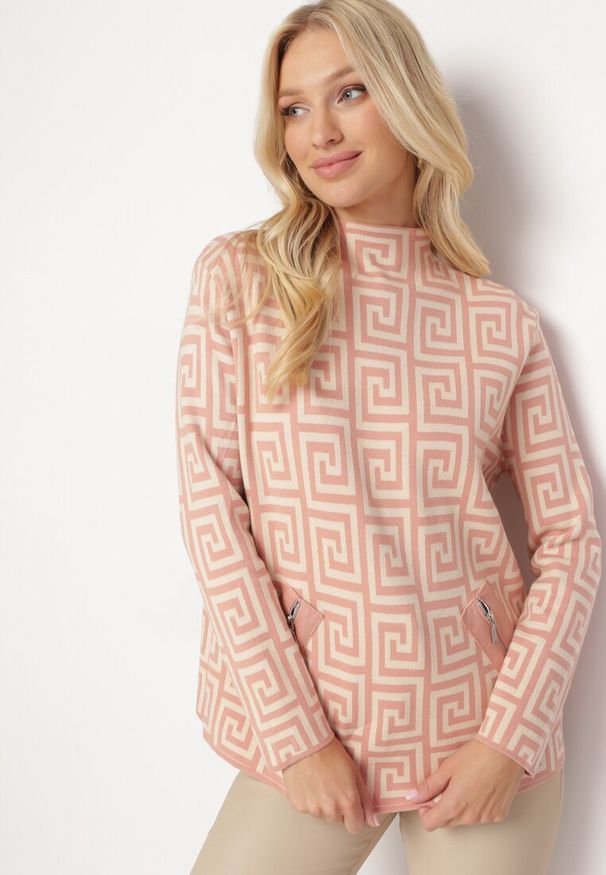 Born2be - Różowy Sweter z Półgolfem o Geometrycznym Wzorze i Ozdobnymi Suwakami Waqaia. Kolor: różowy. Materiał: dzianina. Wzór: geometria. Sezon: jesień, zima