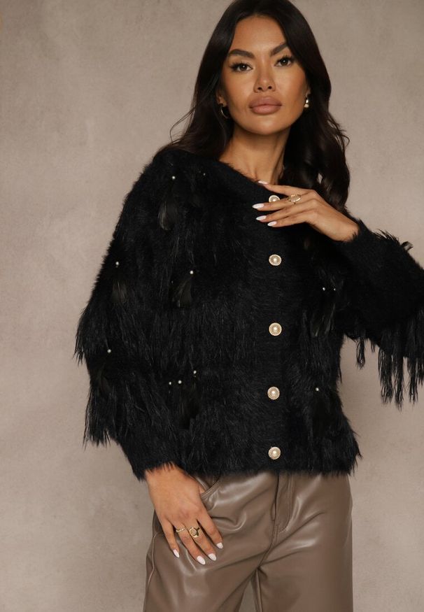 Renee - Czarny Kardigan z Dzianiny z Wełną Imitującą Pióra z Perłowymi Guzikami Meviatta. Kolor: czarny. Materiał: dzianina, wełna. Styl: glamour
