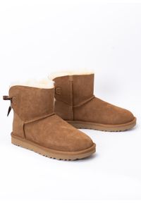 Ugg - Buty zimowe damskie UGG W Mini Bailey Bow II (1016501-CHE). Okazja: na plażę. Kolor: brązowy. Materiał: materiał. Sezon: zima. Styl: młodzieżowy