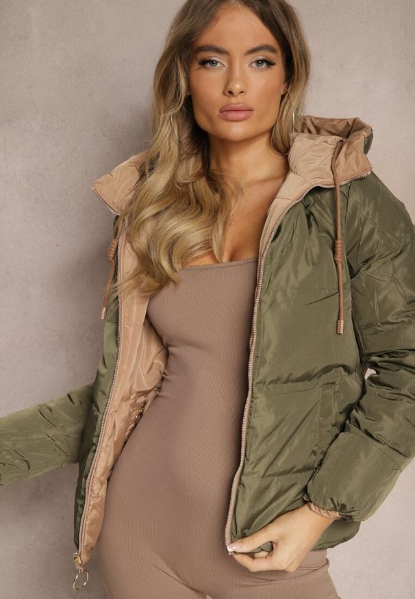 Renee - Ciemnobeżowa Pikowana Kurtka Dwustronna z Kapturem Ozdobiona Suwakami Nevetila. Okazja: na co dzień. Typ kołnierza: kaptur. Kolor: beżowy. Materiał: jeans. Wzór: aplikacja. Styl: casual