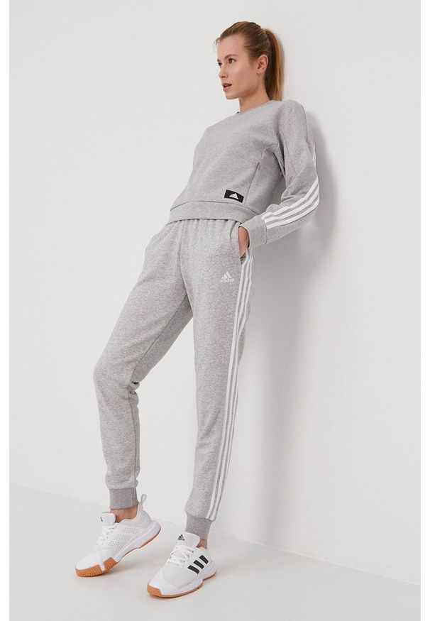 Adidas - adidas Spodnie damskie kolor szary z aplikacją. Kolor: szary. Materiał: poliester. Wzór: aplikacja