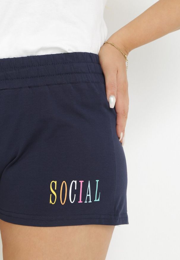 Born2be - Granatowe Dresowe Szorty z Gumką i Sznurkiem w Pasie z Bawełny Lyrica. Okazja: na co dzień. Kolekcja: plus size. Kolor: niebieski. Materiał: dresówka, bawełna. Wzór: aplikacja, napisy. Styl: casual