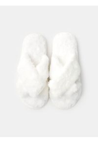Sinsay - Kapcie ze sztucznym futrem - kremowy. Kolor: kremowy. Materiał: futro