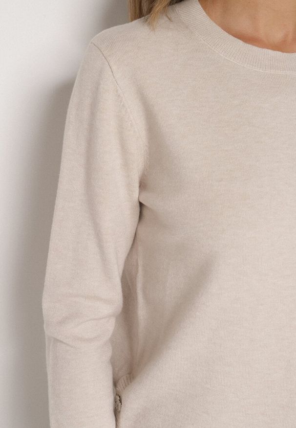 Born2be - Beżowy Sweter z Guzikami z Boku Tusiana. Okazja: na co dzień. Kolor: beżowy. Materiał: jeans. Styl: casual, klasyczny