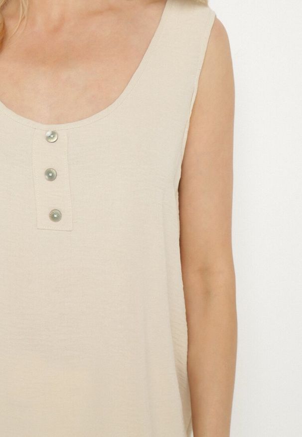 Born2be - Beżowy Top na Szerokich Ramiączkach Zdobiony Guzikami Jenadorea. Okazja: na co dzień. Kolor: beżowy. Materiał: jeans. Długość rękawa: na ramiączkach. Wzór: aplikacja. Sezon: lato. Styl: casual