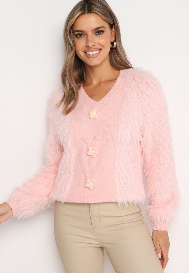 Born2be - Różowy Sweter Futrzany z Ozdobnymi Aplikacjami Kwiatkami i Dodatkiem Wełny Merilinas. Okazja: do pracy, na spotkanie biznesowe, na co dzień. Typ kołnierza: dekolt w kształcie V. Kolor: różowy. Materiał: futro, wełna. Wzór: kwiaty, aplikacja. Styl: biznesowy, casual, klasyczny