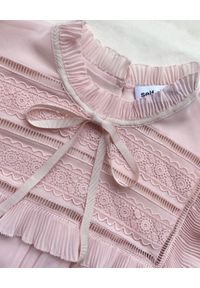 SELF PORTRAIT - Różowa sukienka mini z koronką. Kolor: różowy, wielokolorowy, fioletowy. Materiał: koronka. Wzór: koronka. Typ sukienki: rozkloszowane. Długość: mini