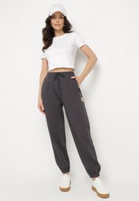 Born2be - Ciemnoszare Bawełniane Spodnie Dresowe o Kroju Jogger Falorwena. Okazja: na co dzień. Kolor: szary. Materiał: bawełna, dresówka. Styl: klasyczny, casual #6