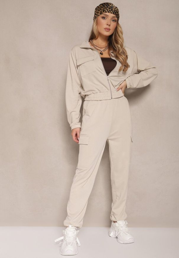 Renee - Jasnobeżowy Komplet Dresowy w Stylu Cargo Bluza i Spodnie Korirana. Kolor: beżowy. Materiał: dresówka. Wzór: aplikacja