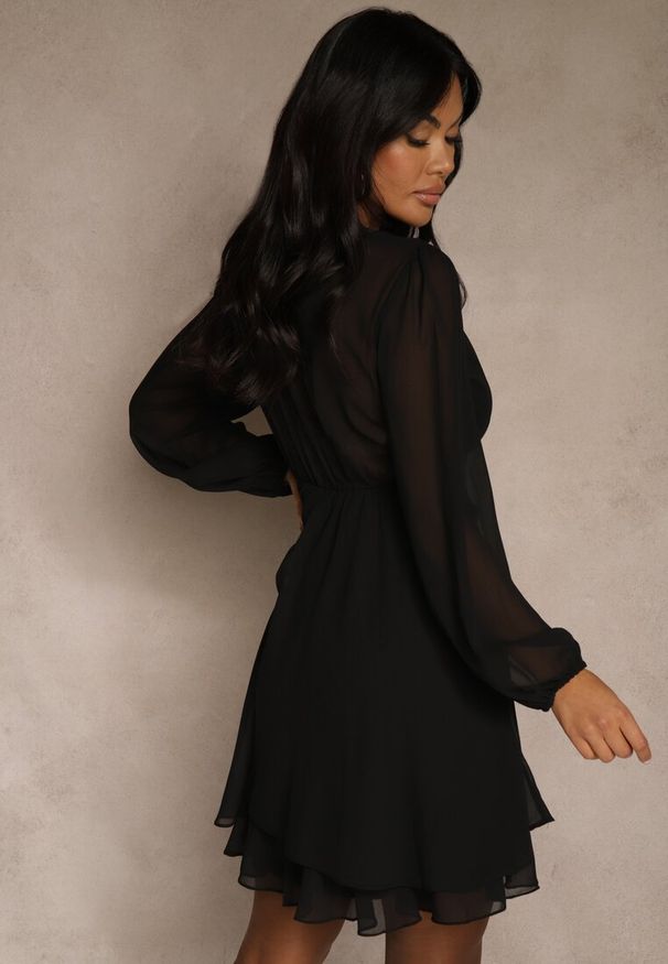 Renee - Czarna Siateczkowa Sukienka o Rozkloszowanym Kroju z Dekoltem w Serek Zennela. Okazja: na co dzień. Typ kołnierza: dekolt w serek. Kolor: czarny. Materiał: poliester, jeans. Typ sukienki: rozkloszowane. Styl: casual, elegancki