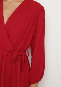 Born2be - Czerwona Kopertowa Asymetryczna Sukienka Koktajlowa z Wiskozą Ozdobiona Paskiem Lanoresa. Okazja: na imprezę. Kolor: czerwony. Materiał: wiskoza. Wzór: aplikacja. Typ sukienki: asymetryczne, kopertowe. Styl: wizytowy #4