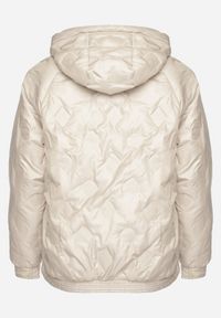 Born2be - Beżowa Kurtka Pikowana z Kapturem i Kieszeniami o Pudełkowym Kroju Eravinna. Okazja: na spacer. Typ kołnierza: kaptur. Kolekcja: plus size. Kolor: beżowy. Długość rękawa: długi rękaw. Długość: długie. Wzór: aplikacja #5