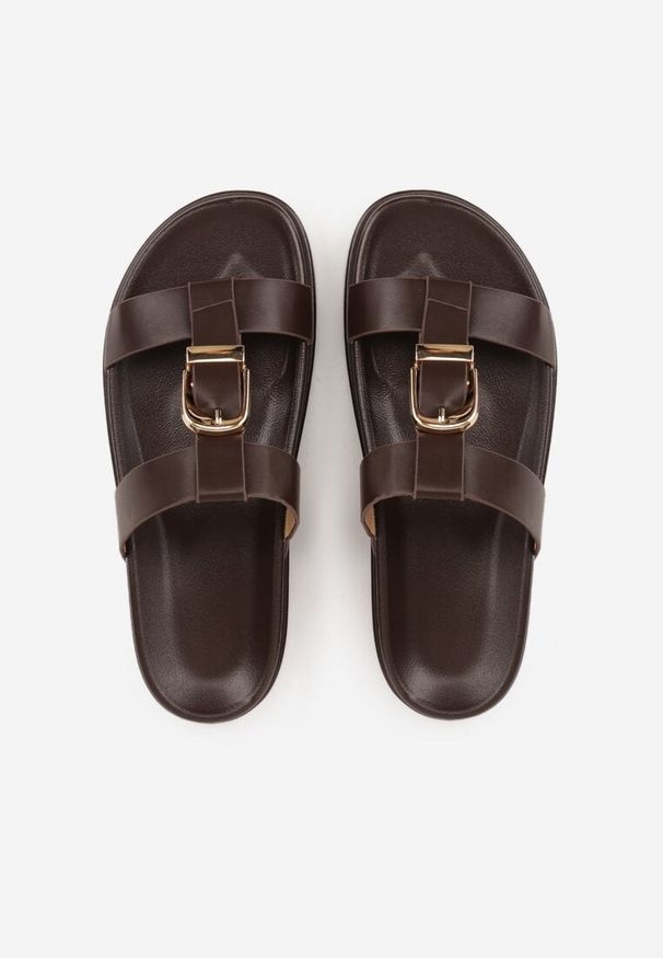 Renee - Ciemnobrązowe Klapki Ozdobione Paskiem z Metaliczną Klamrą Kellyss. Okazja: na co dzień. Nosek buta: otwarty. Kolor: brązowy. Materiał: jeans. Wzór: aplikacja. Styl: street, wakacyjny, casual