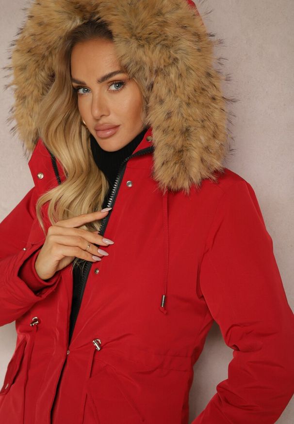 Renee - Bordowa Kurtka Parka Mocno Ocieplana z Futerkiem przy Kapturze z Możliwością Odpięcia Sialthira. Kolor: czerwony. Materiał: futro. Sezon: zima