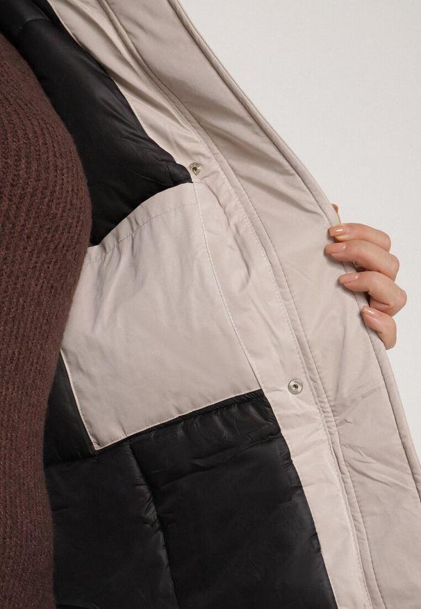 Born2be - Beżowa Kurtka z Kapturem o Wydłużonym Fasonie z Kieszeniami na Suwak Loreldra. Typ kołnierza: kaptur. Kolor: beżowy