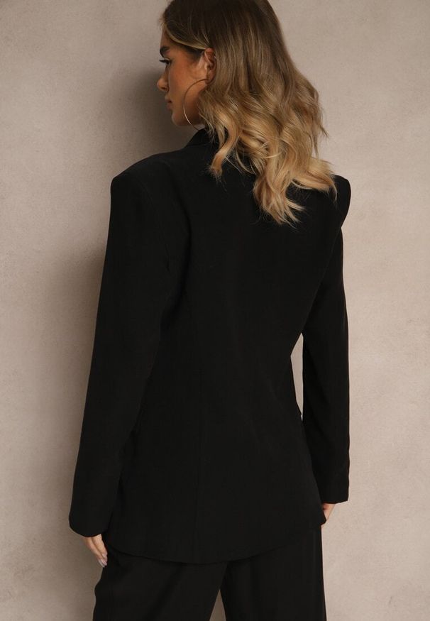 Renee - Czarna Marynarka Basic z Modalu Dwurzędowa Mavire. Okazja: na spotkanie biznesowe. Kolor: czarny. Wzór: aplikacja. Styl: biznesowy