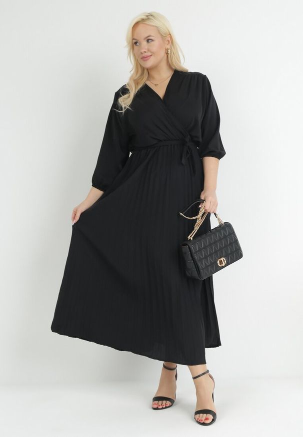 Born2be - Czarna Plisowana Sukienka Maxi z Kopertowym Dekoltem i Wiązaniem w Talii Lariah. Kolekcja: plus size. Kolor: czarny. Materiał: materiał. Typ sukienki: kopertowe. Długość: maxi
