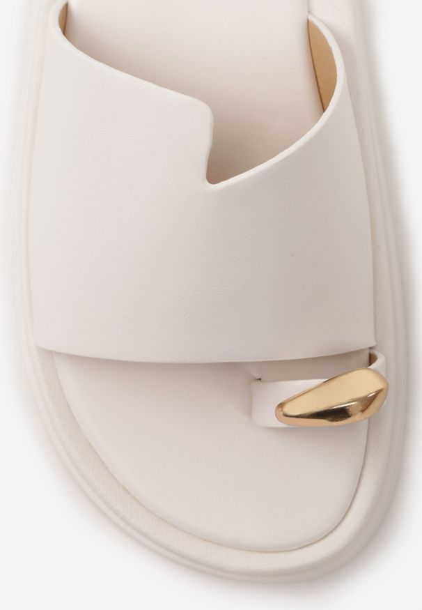 Born2be - Białe Klapki Typu Japonki z Metaliczną Ozdobą Samrina. Okazja: na co dzień. Kolor: biały. Materiał: jeans, koronka. Wzór: aplikacja. Sezon: lato. Styl: casual