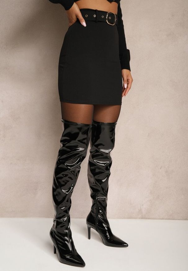 Renee - Czarna Spódnica Ołówkowa High Waist Ozdobiona Paskiem z Metaliczną Klamrą Avarie. Stan: podwyższony. Kolor: czarny. Materiał: dzianina. Wzór: aplikacja