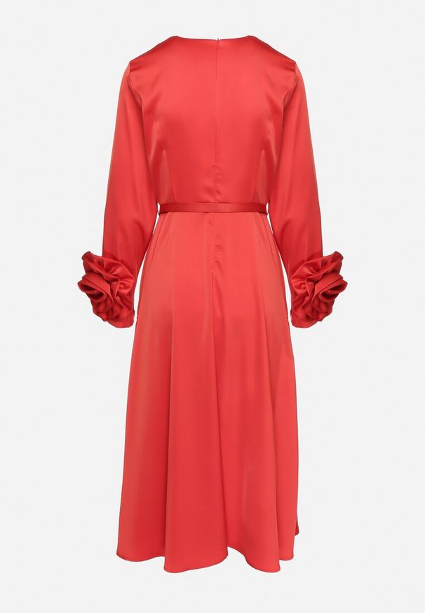 Born2be - Czerwona Sukienka Wieczorowa Ozdobiona Paskiem i Kwiatami 3D Temarita. Kolor: czerwony. Wzór: aplikacja, kwiaty. Styl: wizytowy