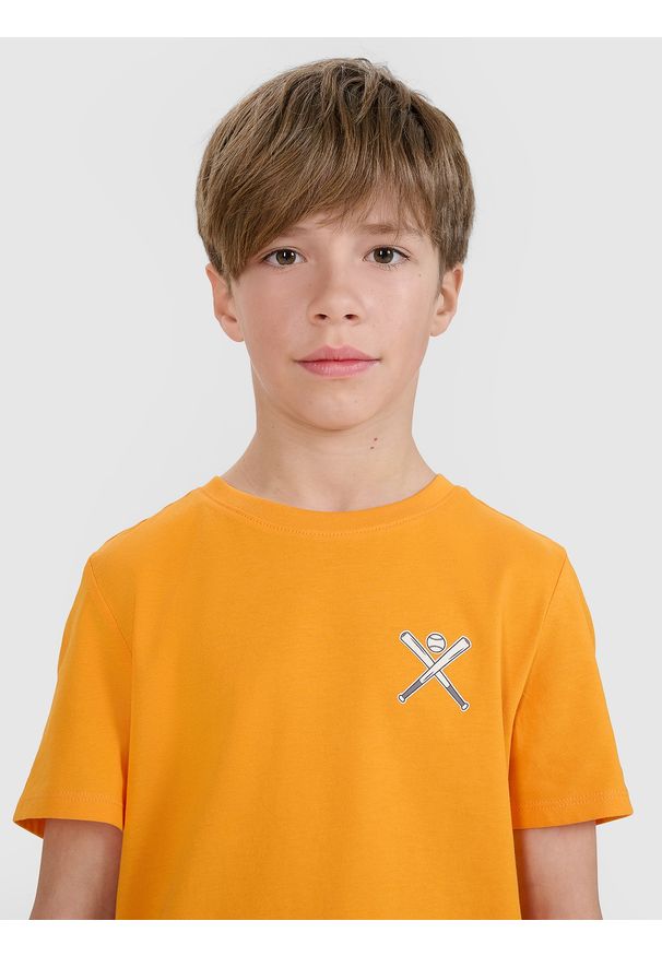 4f - 4F T-shirt regular z nadrukiem chłopięcy - pomarańczowy 134 (8-9 lat). Okazja: na co dzień. Kolor: pomarańczowy. Materiał: dzianina, bawełna, jersey. Długość rękawa: krótki rękaw. Długość: krótkie. Wzór: nadruk. Sezon: lato. Styl: klasyczny, sportowy, casual