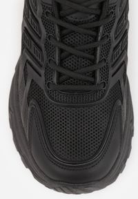 Renee - Czarne Sneakersy na Niskiej Platformie z Ozdobnymi Wstawkami na Cholewce Amrogia. Kolor: czarny. Szerokość cholewki: normalna. Obcas: na platformie #7