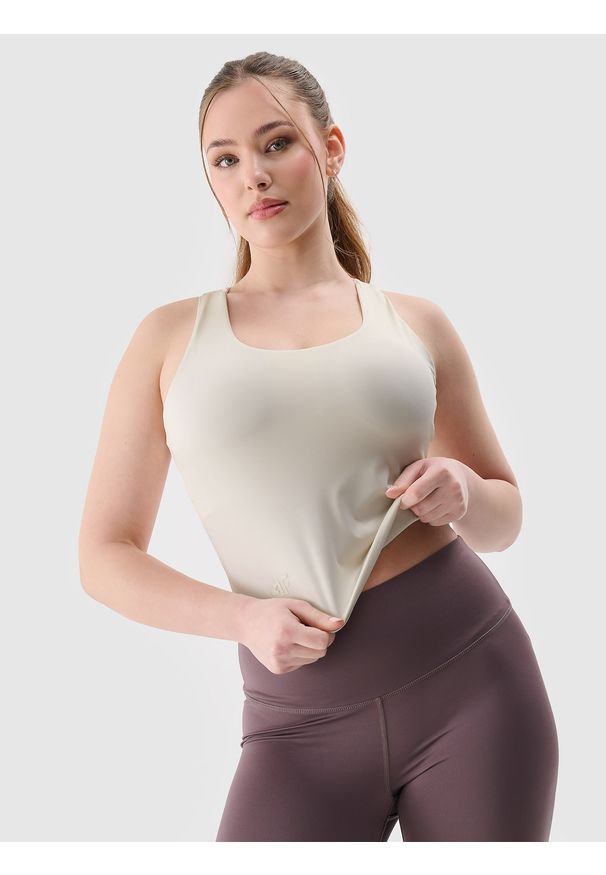 4f - 4F Top treningowy z niskim wsparciem damski - beżowy XXL. Kolor: beżowy. Materiał: guma, syntetyk, materiał, elastan, włókno, dzianina. Długość rękawa: na ramiączkach. Wzór: jednolity, gładki, ze splotem. Sport: joga i pilates, fitness