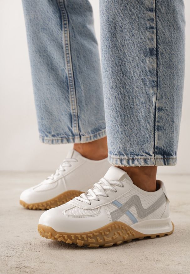 Born2be - Białe Sneakersy z Abstrakcyjną Podeszwą z Tłoczeniem i Ozdobnymi Paskami Emaliane. Okazja: na co dzień. Zapięcie: pasek. Kolor: biały