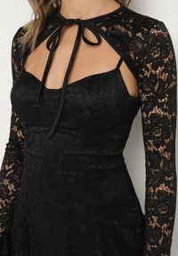 Born2be - Czarna Rozkloszowane Sukienka Koktajlowa z Koronką i Bolerkiem Eyrfedi. Okazja: na randkę, na ślub cywilny, na wesele. Kolor: czarny. Materiał: koronka. Długość rękawa: na ramiączkach. Wzór: koronka. Typ sukienki: rozkloszowane. Styl: wizytowy #2