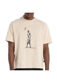 Koszulka męska New Balance MT53611BIS - beżowa. Kolor: beżowy. Materiał: bawełna. Długość rękawa: krótki rękaw. Długość: krótkie. Wzór: aplikacja #1