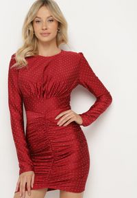 Born2be - Bordowa Koktajlowa Sukienka z Marszczeniem Cyrkoniami i Usztywnionymi Miseczkami Zozirina. Okazja: na co dzień. Kolor: czerwony. Typ sukienki: dopasowane. Styl: wizytowy #2