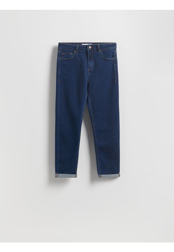 Reserved - Jeansy boyfriend slim - granatowy. Kolor: niebieski