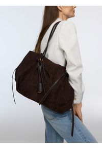 Reserved - Torebka shopper z imitacji zamszu - ciemnobrązowy. Kolor: brązowy. Materiał: zamszowe #1