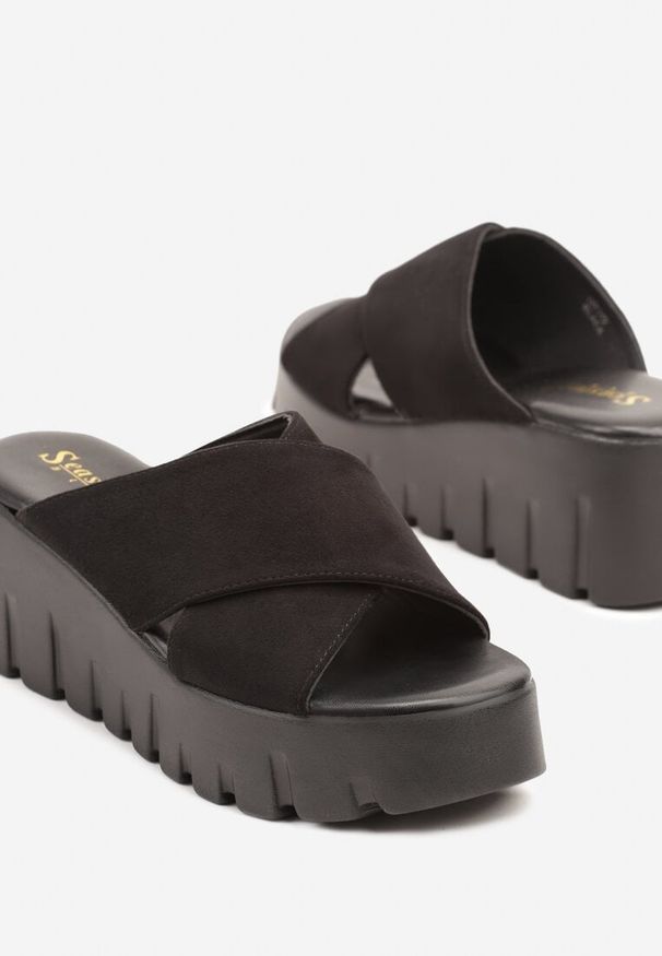 Renee - Czarne Klapki na Platformie i Koturnie z Tłoczeniem Adives. Okazja: na co dzień. Kolor: czarny. Materiał: jeans. Obcas: na koturnie. Styl: casual