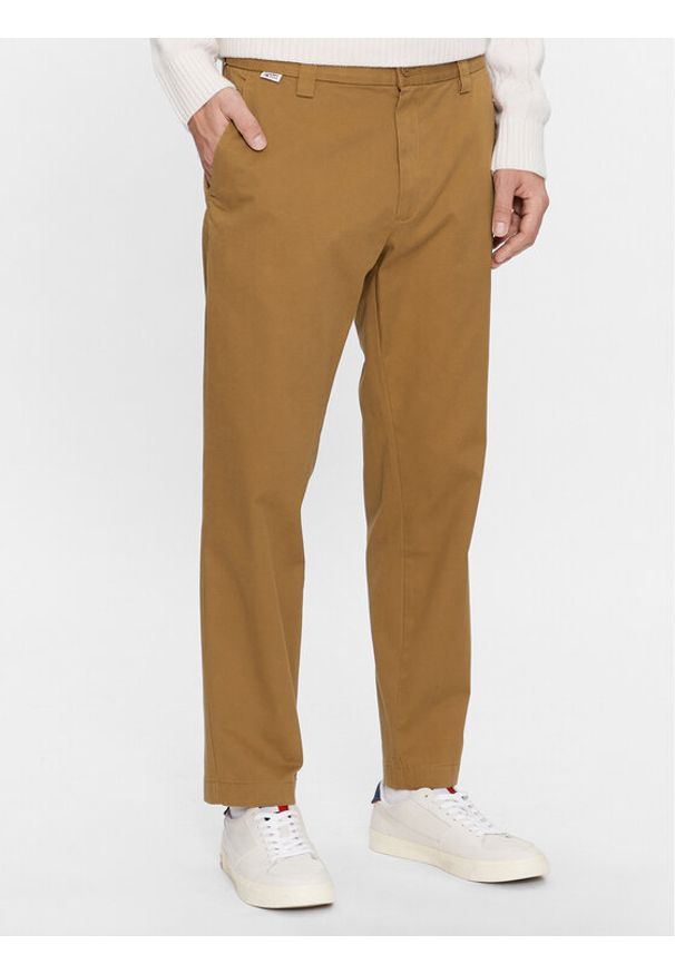 Tommy Jeans Chinosy DM0DM17680 Brązowy Tapered Fit. Kolor: brązowy. Materiał: bawełna