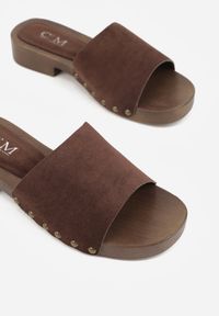 Renee - Ciemnobrązowe Klapki z Nitami Lephiaphe. Okazja: na co dzień. Kolor: brązowy. Wzór: aplikacja. Sezon: lato. Styl: casual, elegancki #6