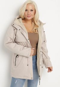 Born2be - Beżowa Kurtka Dwustronna Parka z Kapturem Lannaria. Typ kołnierza: kaptur. Kolekcja: plus size. Kolor: beżowy. Wzór: gładki