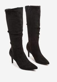 Renee - Czarne Marszczone Kozaki z Imitacji Zamszu na Obcasie Typu Szpilka Rilavira. Okazja: na co dzień. Kolor: czarny. Materiał: zamsz. Obcas: na obcasie. Styl: casual, elegancki. Wysokość obcasa: średni #5