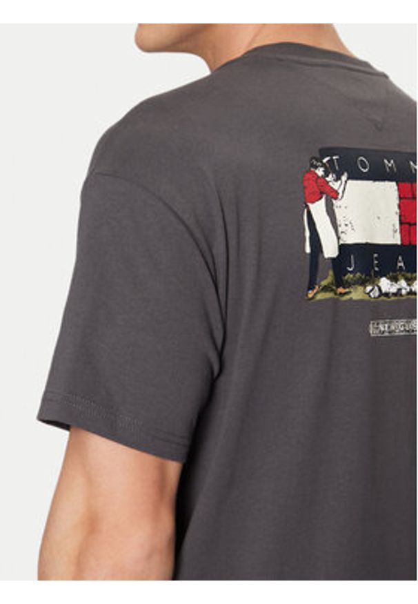 Tommy Jeans T-Shirt Novelty DM0DM20351 Szary Relaxed Fit. Kolor: szary. Materiał: bawełna