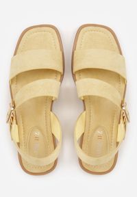 Born2be - Żółte Płaskie Sandały z Asymetrycznym Paskiem i Dużą Klamrą Zellova. Okazja: na co dzień. Zapięcie: klamry. Kolor: żółty. Materiał: zamsz, koronka. Styl: casual, elegancki #4