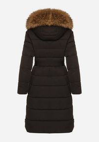 Born2be - Czarna Długa Kurtka Pikowana z Kapturem z Futerkiem i Paskiem w Talii Avesiia. Okazja: na spotkanie biznesowe, do pracy. Typ kołnierza: kaptur. Kolor: czarny. Materiał: futro. Długość: długie. Styl: biznesowy #2