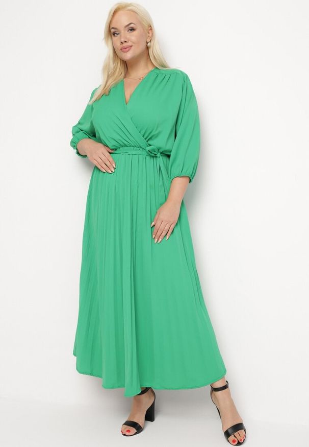 Born2be - Zielona Plisowana Sukienka Maxi z Kopertowym Dekoltem i Wiązaniem w Talii Lariah. Kolekcja: plus size. Kolor: zielony. Materiał: materiał. Typ sukienki: kopertowe. Długość: maxi