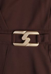 Renee - Brązowa Elegancka Sukienka o Kopertowym Kroju Zdobiona Aplikacją w Talii Zilendra. Kolor: brązowy. Wzór: aplikacja. Typ sukienki: kopertowe. Styl: elegancki #5