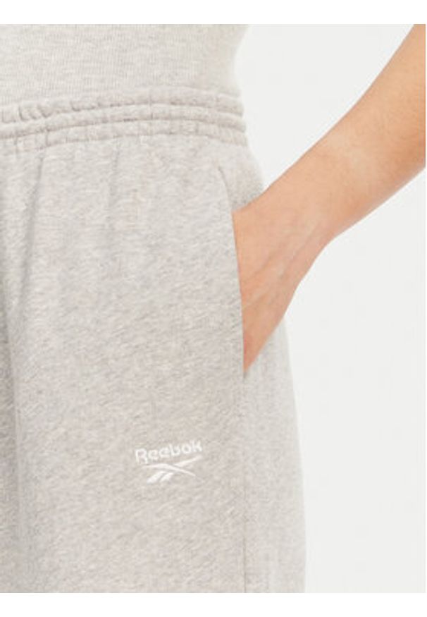 Reebok Spodnie dresowe 100071694 Szary Regular Fit. Kolor: szary. Materiał: bawełna