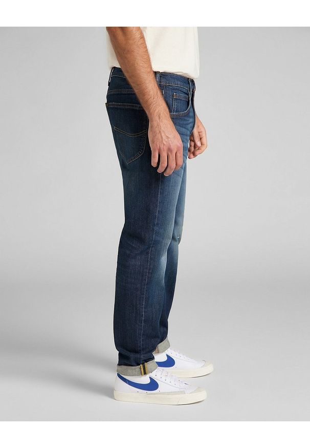 Lee - LEE AUSTIN MĘSKIE SPODNIE JEANSOWE TINTED FREEPORT L733PXDA 112140802. Okazja: do pracy, na co dzień. Wzór: kolorowy, gładki, jednolity. Styl: casual, klasyczny