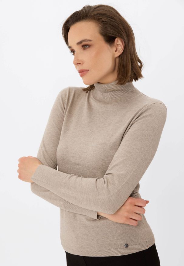 Volcano - Gładki golf S-JULI. Typ kołnierza: golf. Kolekcja: plus size. Kolor: beżowy. Materiał: materiał, prążkowany, dzianina. Wzór: gładki. Styl: elegancki